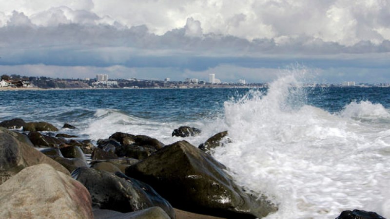Grupo de inmigrantes llega a playa del sur de California, pero ahora está tras las rejas.