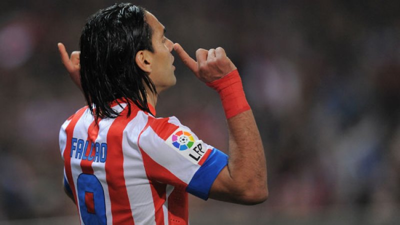 Alarma: Falcao sale en camilla del campo