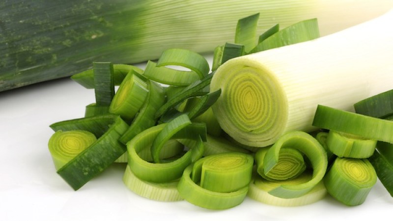 Poros, puerros o leeks, en inglés, no importa cómo los llames, lo cierto es que son bajos en calorías y altos en vitaminas y minerales.