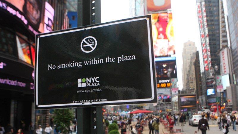 La ciudad de Nueva York se unió a la ola de nuevas prohibiciones, al regular el cigarrillo en diversos lugares públicos de la ciudad.