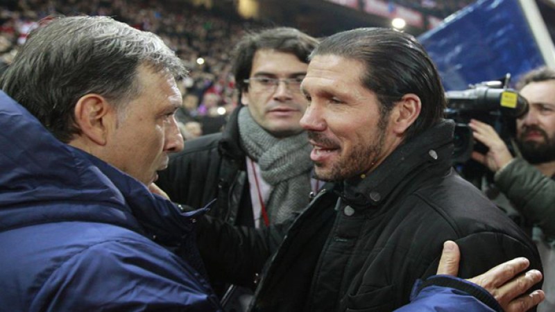 El "Tata" Martino y Diego Simeone, tecnicos del Barcelona y el Atlético de Madrid, respectivamente.