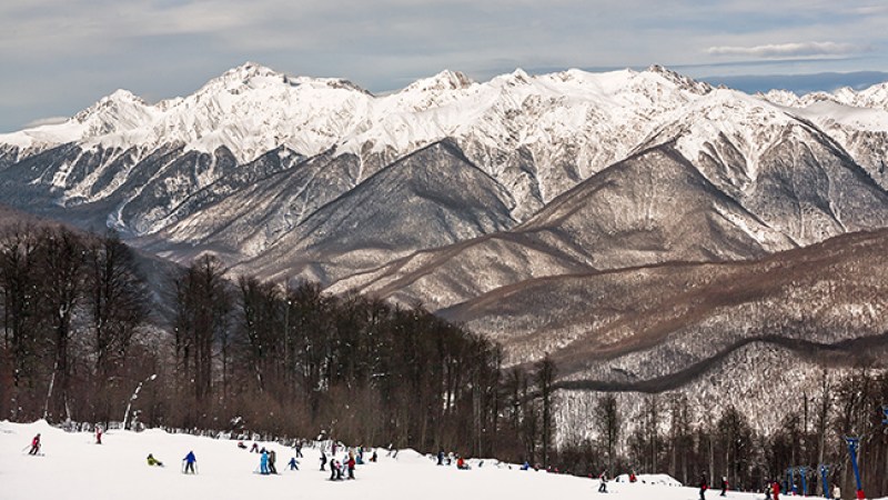 Vista de las montañas rusas en el resort de "Krasnaya Polyana".