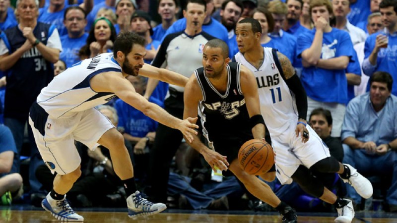 Spurs derrotan a los Mavericks 93-89