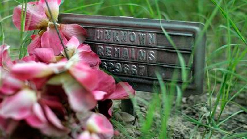Placas con la leyenda "restos desconocidos" se encuentran en varios lugares del condado Brooks en la zona fronteriza del sur de Texas