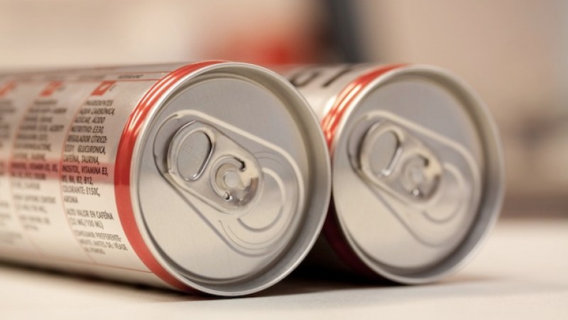 Las bebidas que contienen alcohol y cafeína vienen por lo general presentadas en latas de colores.