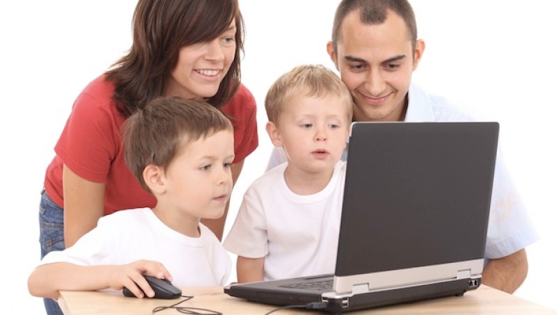 Es importante que los padres compartan tiempo frente a la computadora con sus hijos pequeños.