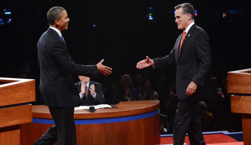 Obama y Romney frente a frente por primera vez en debate televisado.