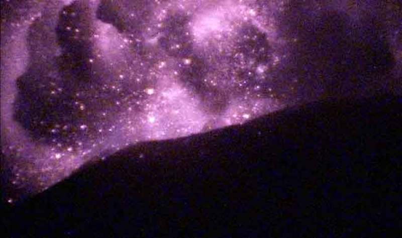 Se presentó una erupción en el Popocatépetl alrededor de la 1:46 am con fragmentos incandescentes.