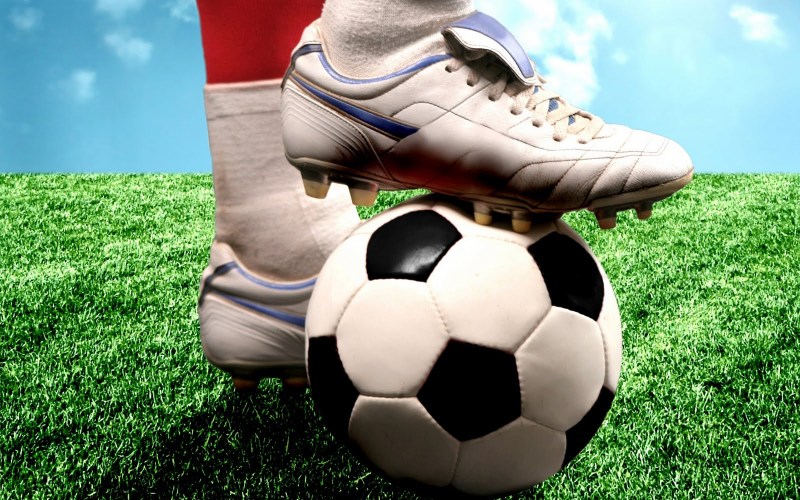 Muere desplomado en plena cancha