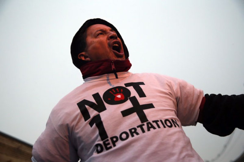 Sin importarles la nieve y el frío, manifestantes se reunieron en frente del centro de detención de inmigración en Elizabeth, Nueva Jersey, para exigir que se frenen las deportaciones.