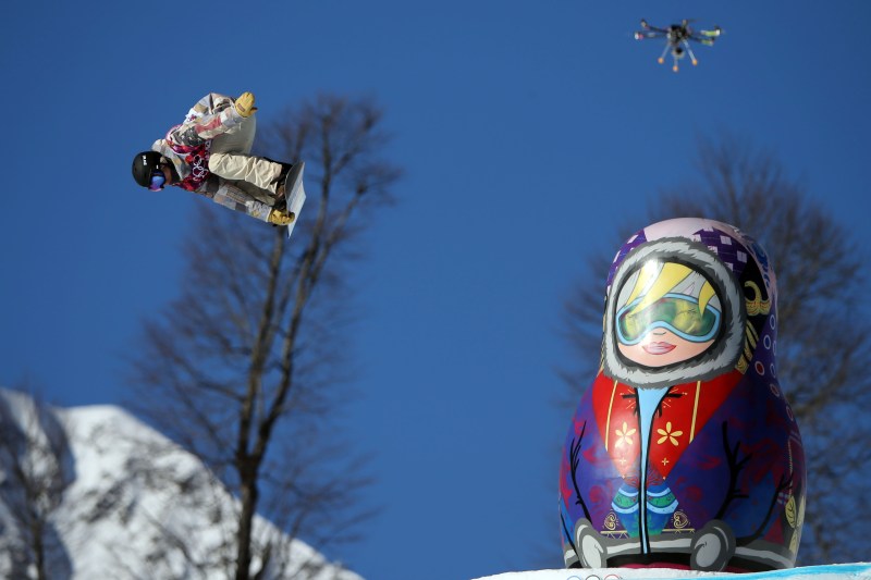 Sage Kotsenburg de Estados Unidos se lleva el oro en Snowboarding.