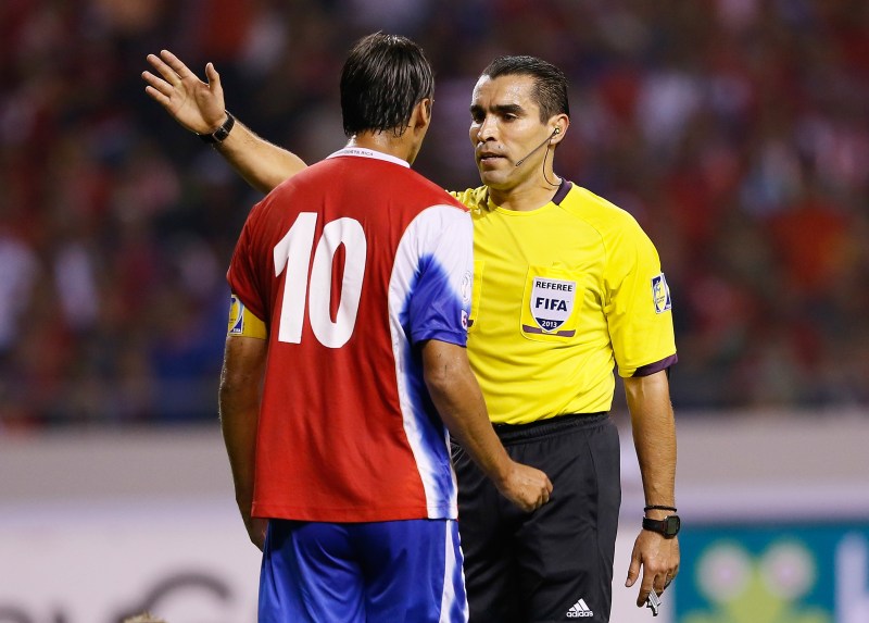 Marco Antonio Rodriguez Moreno de México dirige un juego durante las eliminatorias al mundial, en Costa Rica.