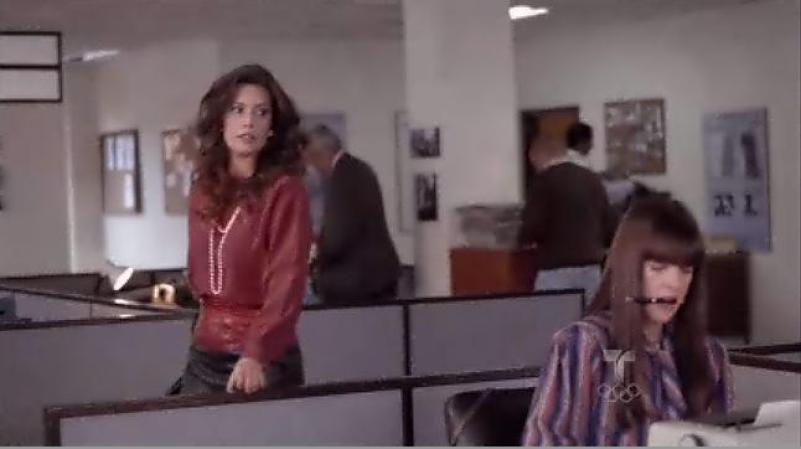 Regina va a la redacción de El Espectador a buscar a Nicky.