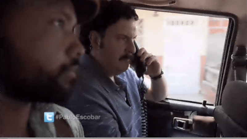 El Chili rápidamente alerta a Escobar de la intensa búsqueda que se lleva a cabo a las afueras de Medellín.