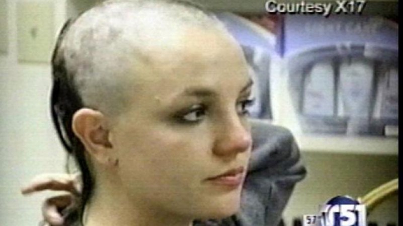 A principios de 2007, la artista puso a muchos a pensar sobre su salud mental cuando se dieron a conocer imágenes mientras se rapaba el pelo y atacaba a los paparazzi que la acechaban.