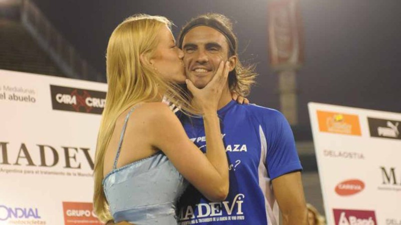 Fabián Cubero, defensor de Vélez junto a Nicole Neumann, una reconocida modelo argentina.