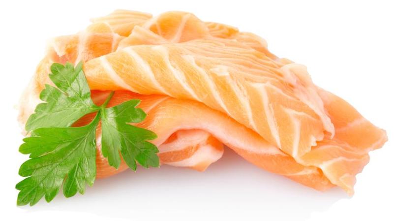 Salmón. Es rico en ácidos grasos omega 3, así como proteínas de alta calidad que son muy beneficiosos para la salud de la piel.