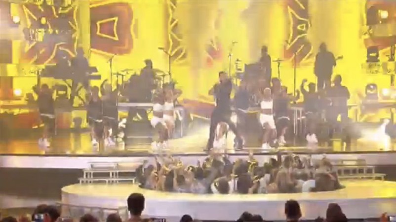 Ricky Martin cantó "Vida", uno de los temas del álbum de la Copa Mundial de fútbol.