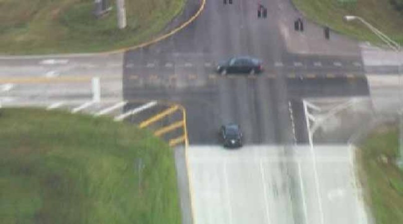 Una mujer a bordo de otro Mercedes y también negro cruza con el semáforo en verde,