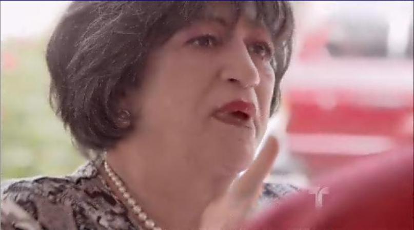 Le dice que la "misa cantada, sólo en la Catedral", y le recuerda que su catedral se llama Patricia.