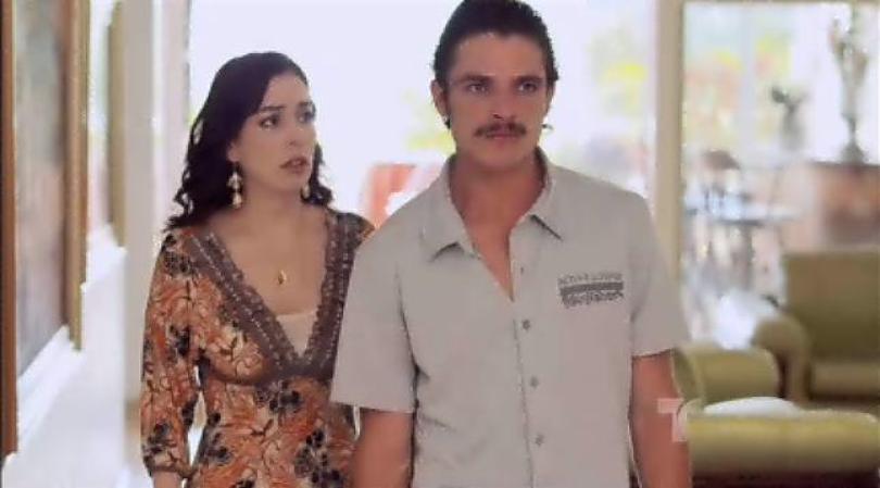 Pero Mireya le ruega que se entregue...