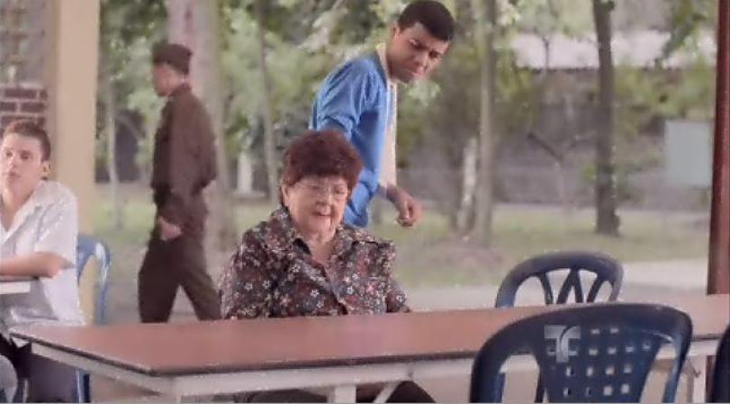 La mamá de Jason lo visita en el correccional y le pregunta que dónde está su amigo Leonel, ya que sus padres están preocupados por él.