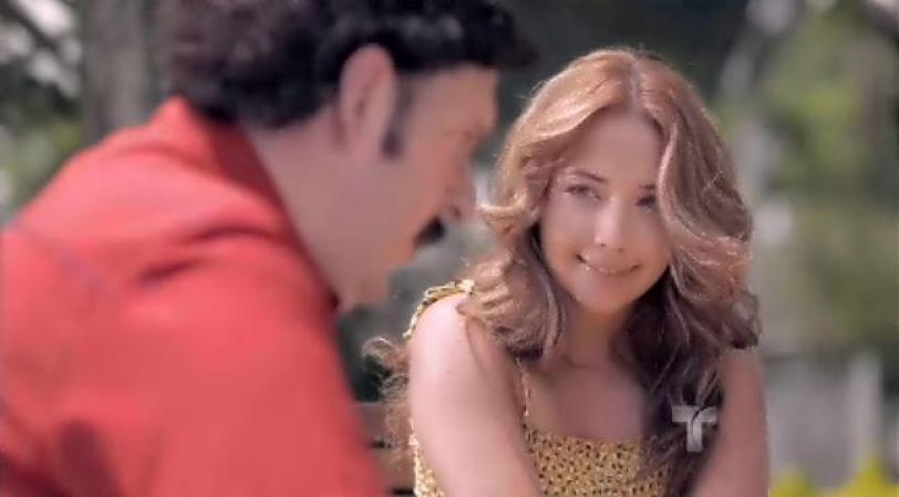 Yesenia, pensado que le va a causar una gran alegría a Pablo, le dice que está esperando un hijo de él.