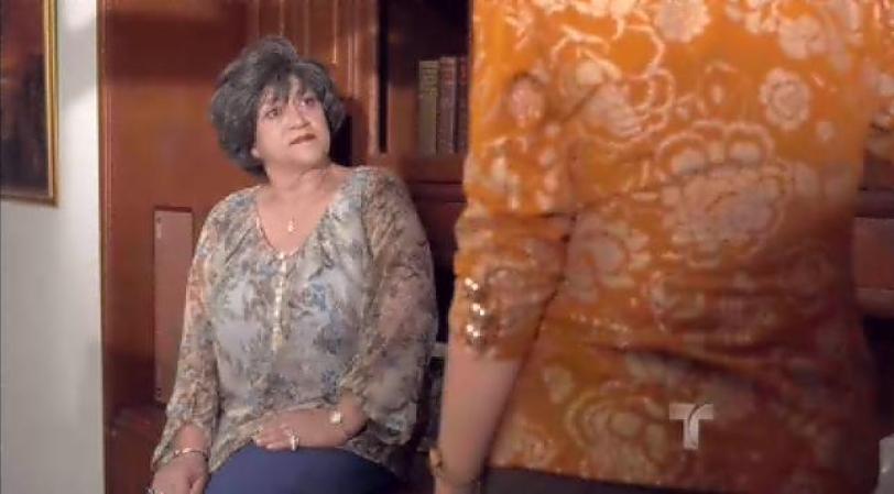Cuando es descubierta por su suegra, y le dice que sólo los hombres resuelven sus problemas así. Le recuerda que es la mujer de un hombre muy poderoso, que haga uso de ese poder.