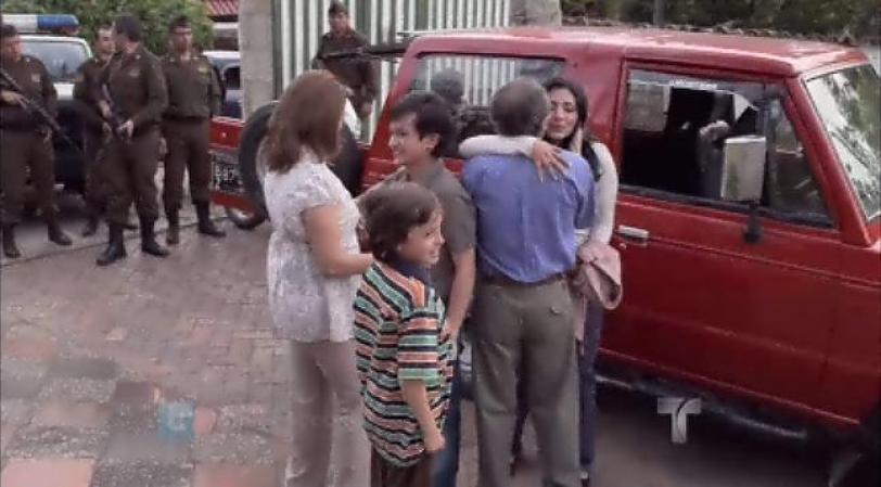 Y son recibidos, con todo y escolta, en la finca de su hermano.
