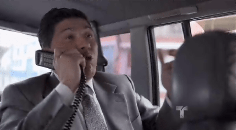 Peraza va en su auto definiendo estrategias para acabar contra el narcotráfico sin imaginarse que al que lo quieren acabar es a él.