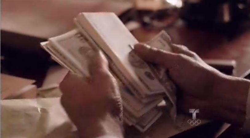Viene acompañado de una fuerte suma de dinero para que deje la investigación contra Escobar.
