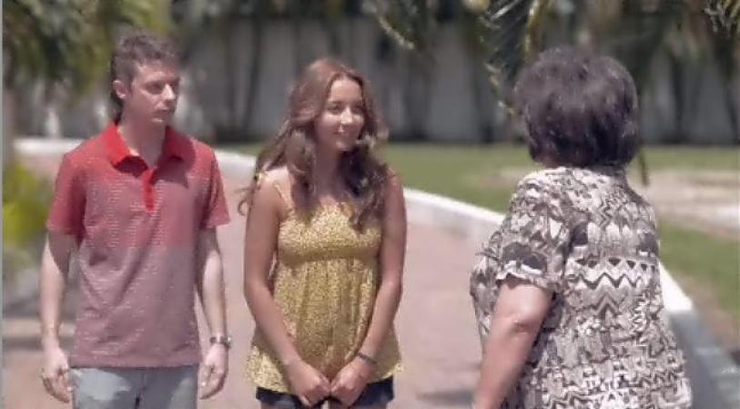 Yesenia y su hermano llegan a la finca de Pablo Escobar, donde son recibidos por la madre de éste.
