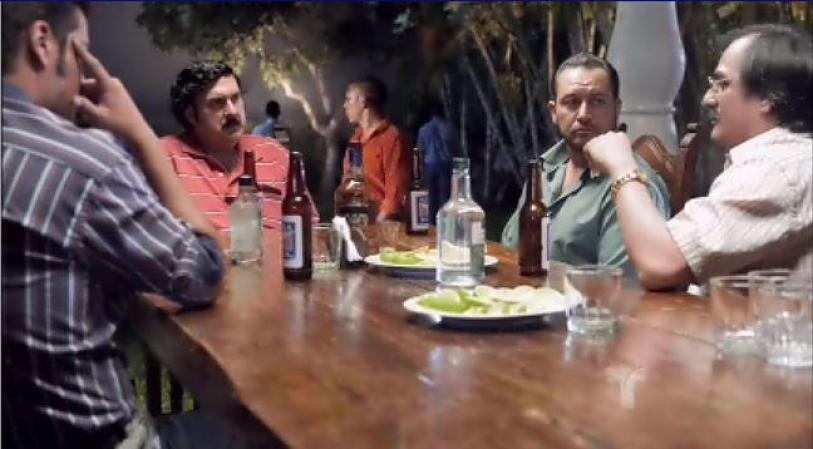 Ahí, Pérez le expone el problema a Escobar quien decide que deben matar al reportero.