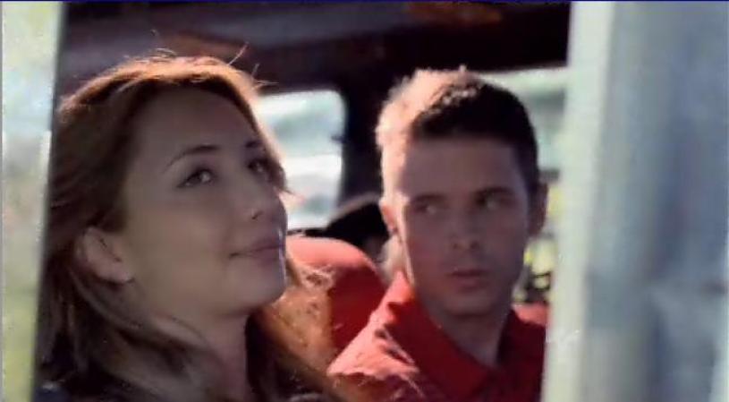 Yesenia, una de las jóvenes amantes de Escobar, viaja acompañada de su hermano, Javi, a verlo.