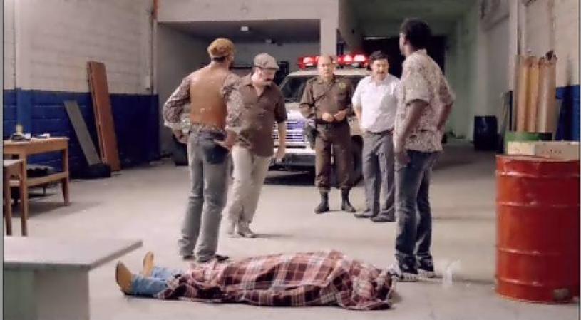 Y Escobar le entrega a Pablo Correa muerto, matando así dos pájaros de un tiro.