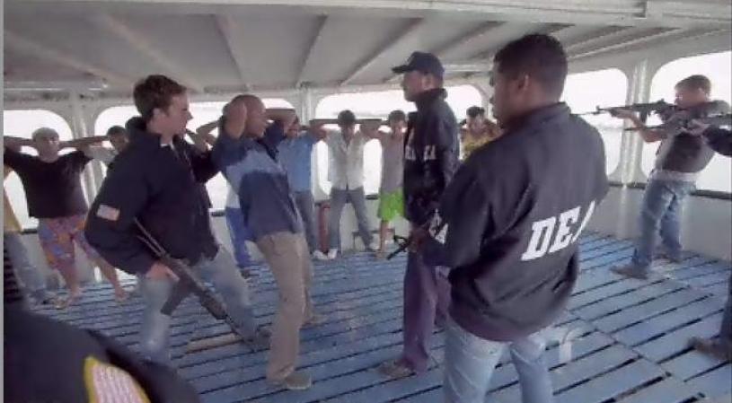 El barco donde va el cargamento de cocaína es interceptado.