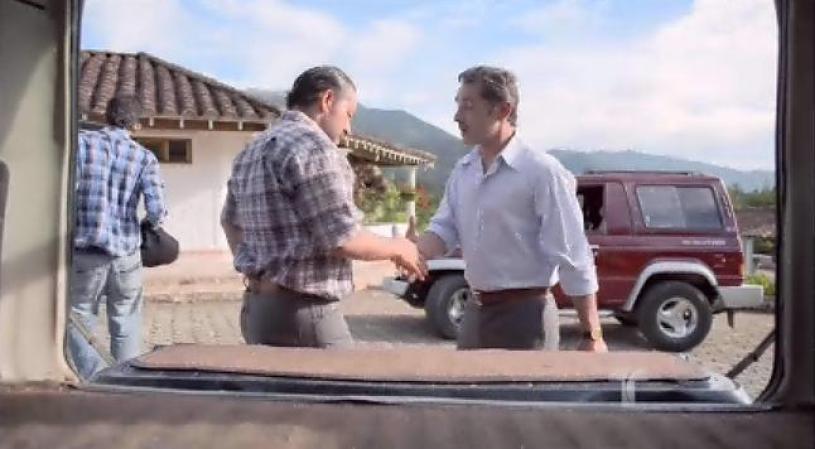 El Peluche compra una finca a Ernesto Jaramillo, quien resulta ser el Presidente de la Asociación de Padres de Familia que no admitió a su sobrino Emilio en el colegio.
