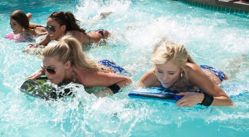Entre desfile y desfile las candidatas a Miss USA toman el sol y practican juegos de agua.