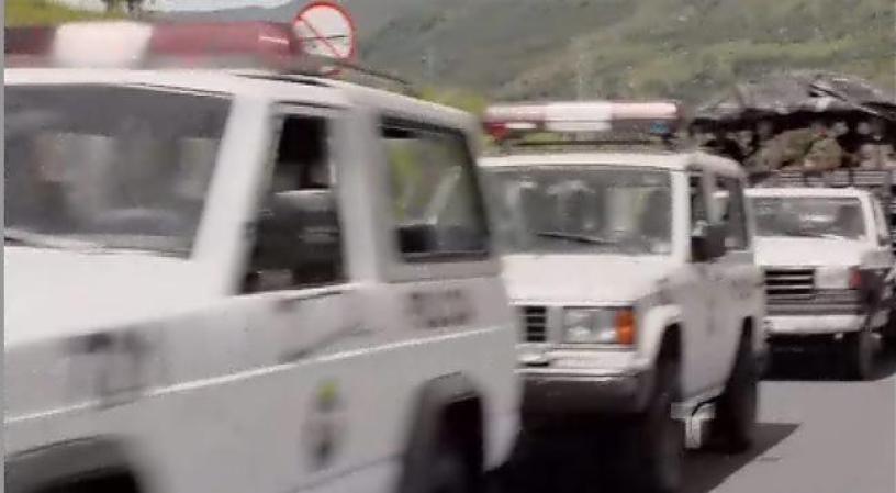 Y se cruzan con el convoy de la Policía