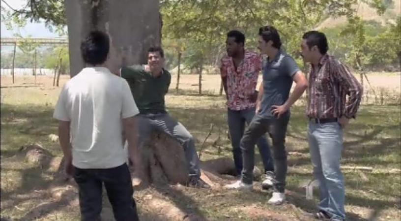 Mientras tanto en Cali, los hombres de Pablo se vengan del escolta del Cartel de Cali que tenía un problema de faldas con uno de los escoltas de Escobar, lo que desató todo el problema entre ambos carteles.