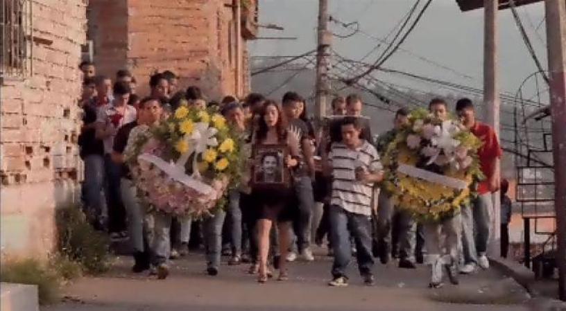 En el barrio, Mireya y otros lloran la muerte del Chili.