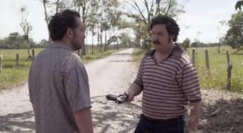 Y le pide a "Peluche" que mate al animal para que no sufra. Sin embargo, "Peluche" no quiere, pues no está acostumbrado a matar. Pablo lo obliga.