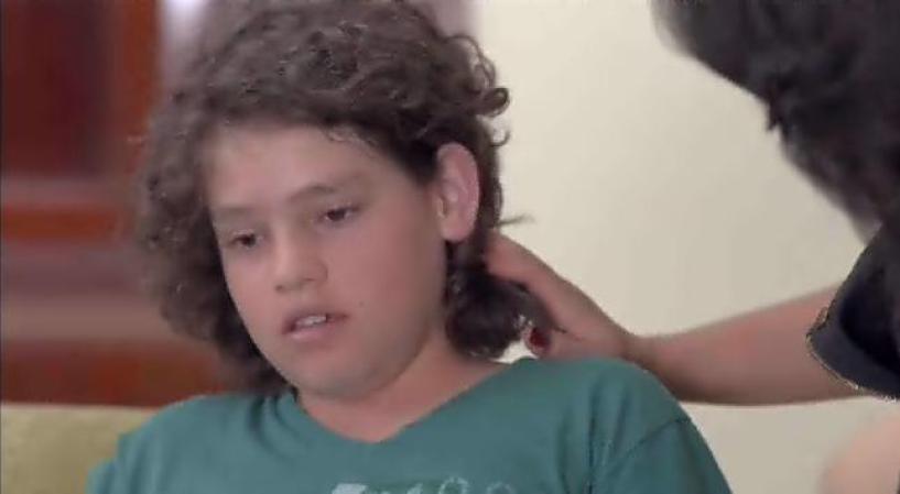 Emilito le dice a Patricia que a su mejor amigo sus papás ya no lo dejan que se junte con él.