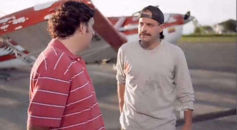 Escobar le encarga a Marino que cuide de que Yesenia esté bien.