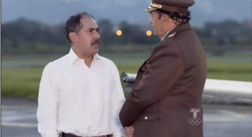 El Coronel llega a Medellín y es recibido por el Comandante, a quien le dice que va a un asunto familiar.