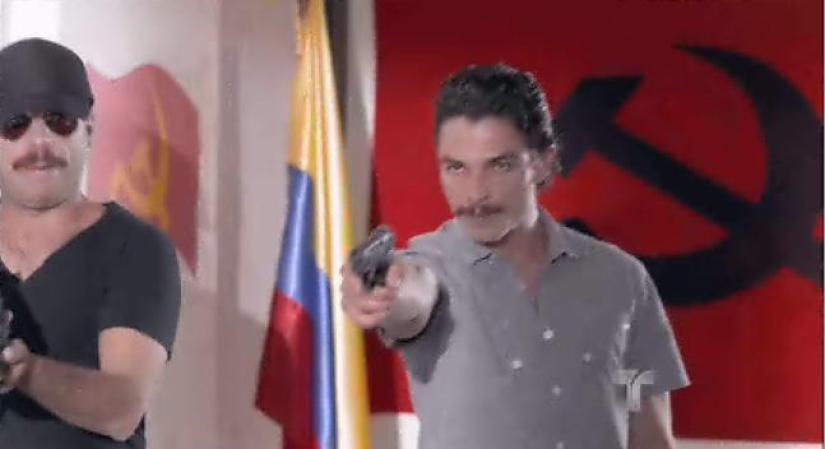 Escobar acepta el trato y manda a sus hombres a tomar la sede del Partido Comunista.
