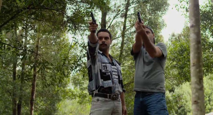 Sin piedad, el Topo y Marino cumplen las órdenes de Escobar.