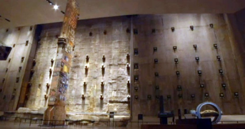 Presentan el museo de la Memoria, que rinde tributo a las víctimas de los atentados del 11 de septiembre de 2001. El mismo está ubicado en el sótano de lo que fuera el World Trade Center 1, en Nueva York.