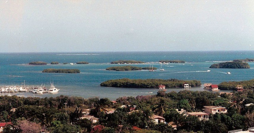 3. Bahía Bioluminiscente de Mosquito: La Parguera, cercana a la isla de Vieques, es uno de los tesoros de Puerto Rico. Es una de las pocas bahías que ofrecen el fenómeno de la bioluminiscencia a mar abierto, en noches de poco oleaje.