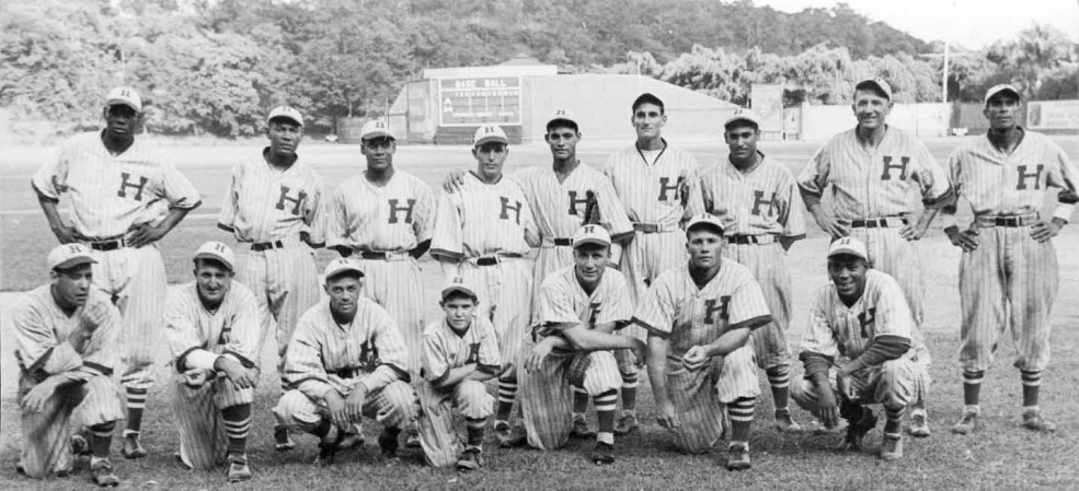 Equipo de los Leones de la Habana de la Liga Profesional Cubana en noviembre de 1936. Entre sus principales jugadores aparecen Roberto Estalella (segundo de derecha a izquierda arrodillados), así como la estrella de las Ligas Negras Dave "Showboat" Thomas (de pie a la extrema izquierda).